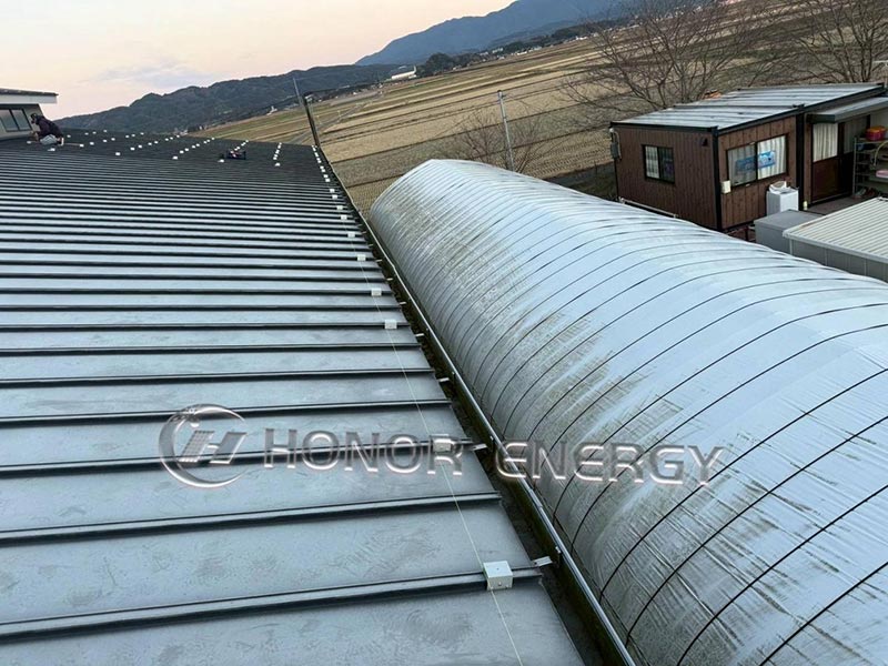 स्टँडिंग सीम मेटल रूफ क्लॅम्प स्थापित आणि तयार आहेत